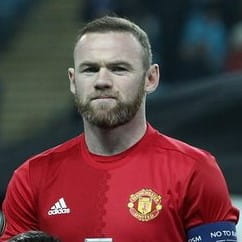 N?rbillede af Wayne Rooney i spilleruniform p? fodbodbanen.